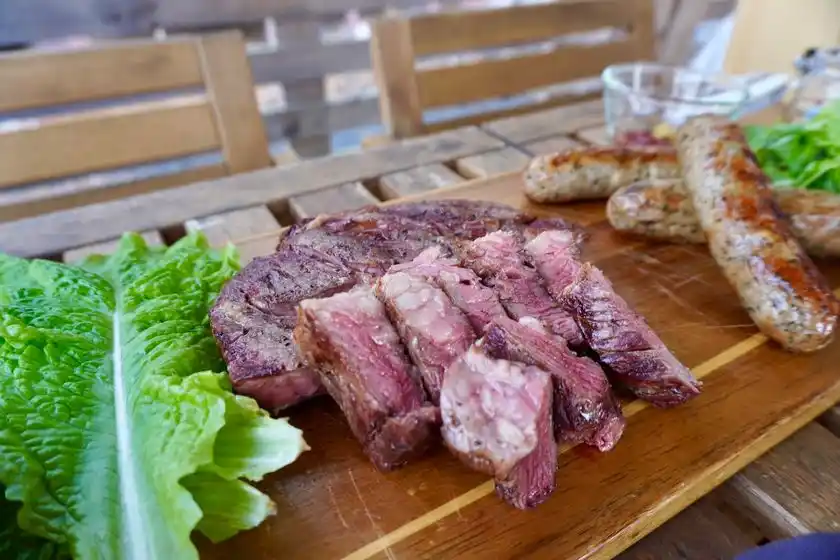 2食付プラン夕食(チャックロールステーキ＆ハーブソーセージ)