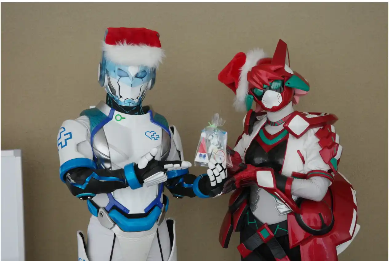 【JAFPIC】 ドゲンジャーズが病気と戦う子どもたちに笑顔を。病院のクリスマスコンサートに、プレゼントを持ったヒーローがサプライズで登場！