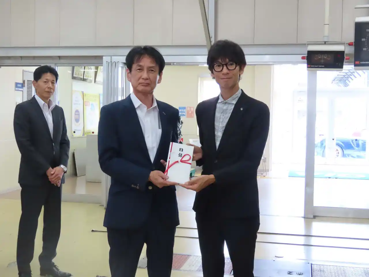 【ＮＳＧグループ】 【専門学校 新潟国際自動車大学校】ＵＤトラックス新潟株式会社様と株式会社第四北越銀行様による大型車用リア・ホイールハブプーラーの寄付