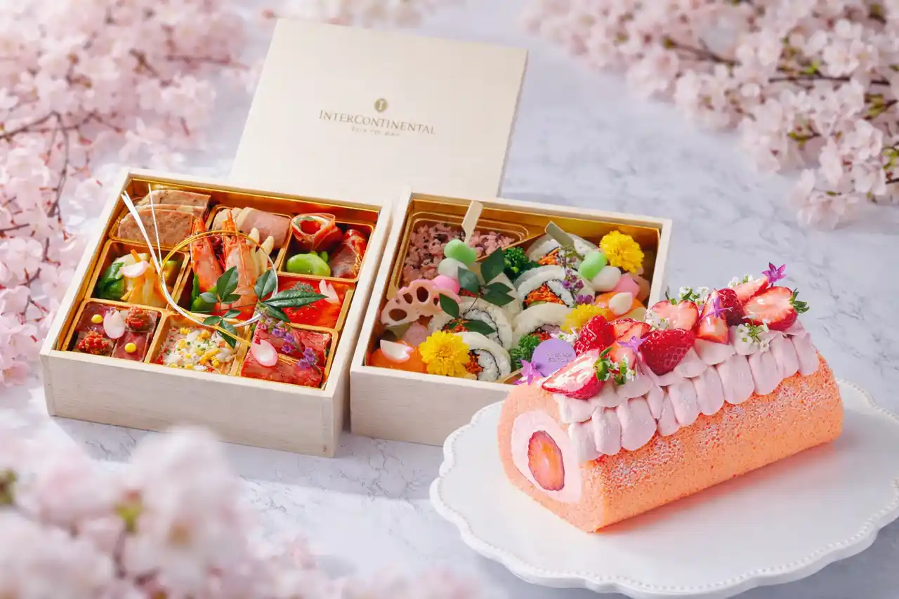 【ホテル インターコンチネンタル 東京ベイ】 桃の節句をお祝いするいちご尽くしの「ひなまつりロールケーキ」と、お花見におすすめのホテル特製 「桜花見弁当」が登場