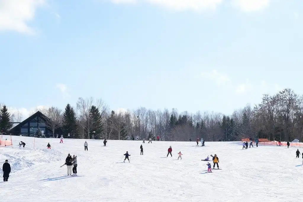 スキー＆スノーボードデビューは滝野で！「ファミリーゲレンデ」まもなくオープン!!（国営滝野すずらん丘陵公園）