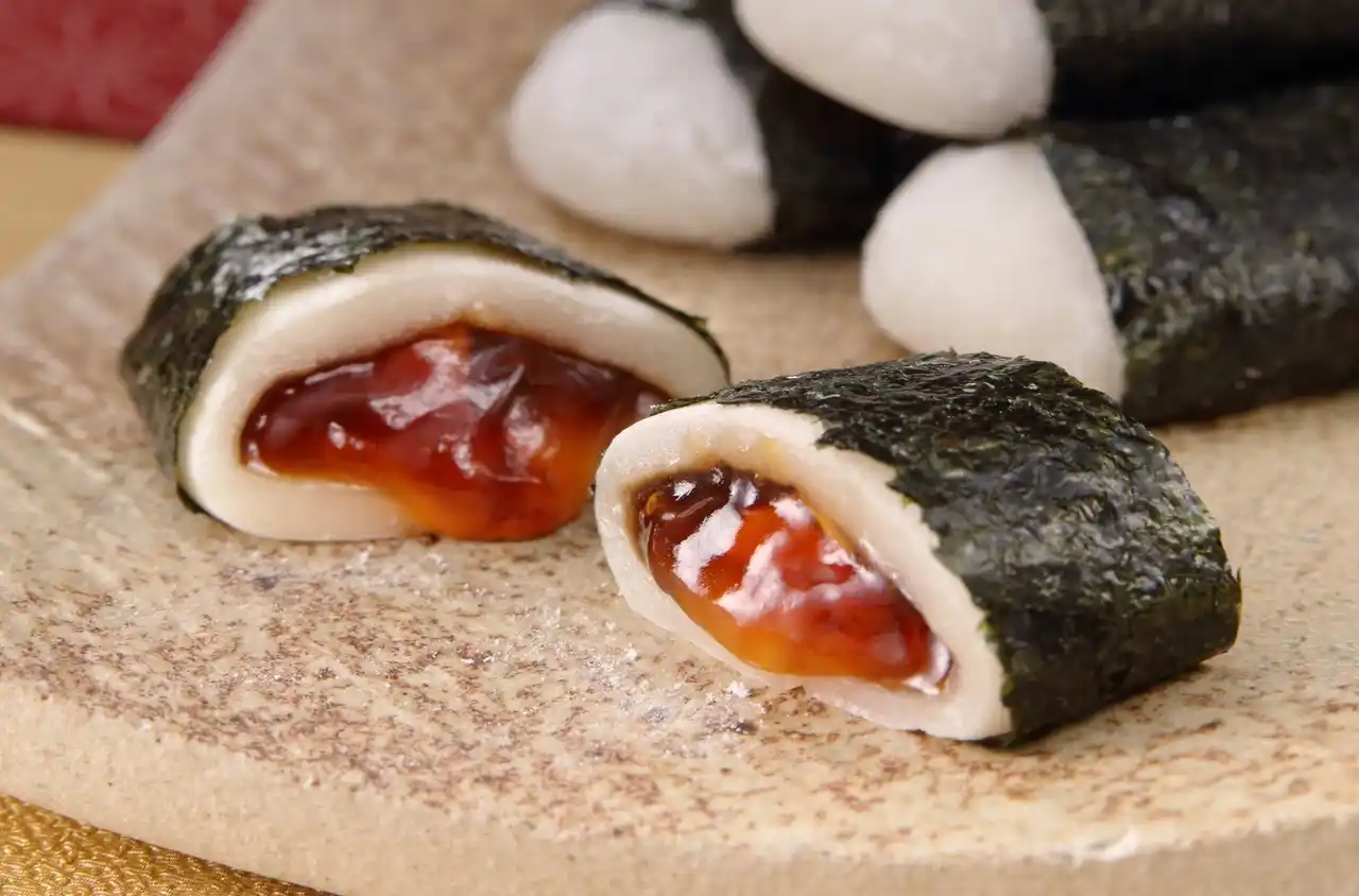 【株式会社シュクレイ】 パリッと香る海苔に包まれた、もっちりお餅。老舗和菓子屋「築地ちとせ」より、大好評「東京屋台餅」が再登場！