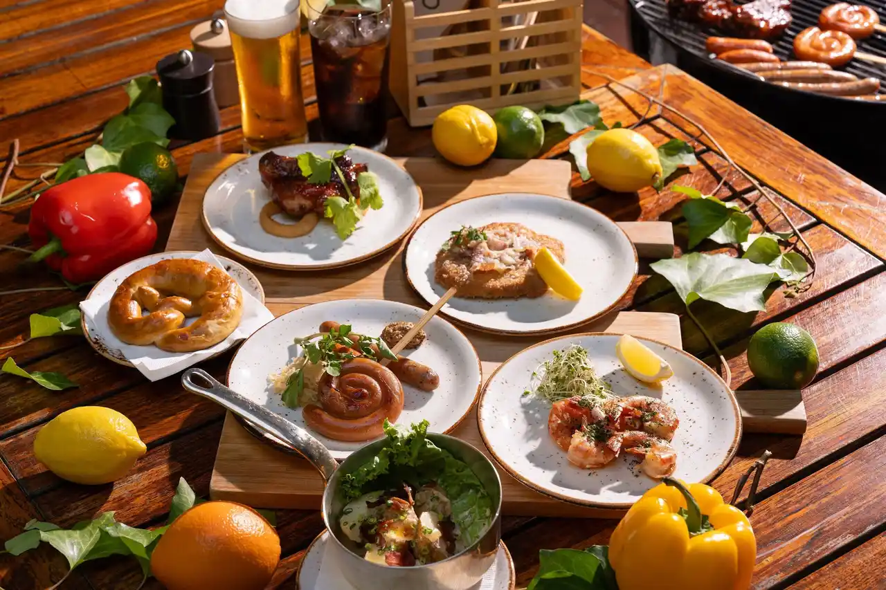 【ハイアット リージェンシー 京都】 本場ドイツ気分を満喫 ― 10月限定 カフェ 33の「テラスBBQ」に「オクトーバーフェスト」メニュー登場
