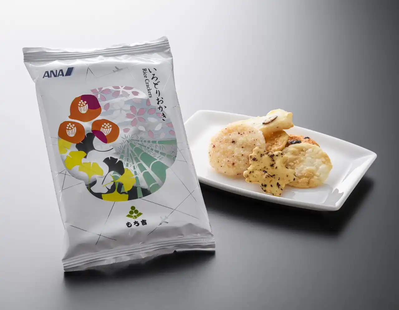 ANA×米菓の老舗「もち吉」 コラボレーションおかきを機内で提供開始！ 日本の米菓のおいしさを世界へ！四季をイメージしたANAオリジナルデザインの「いろどりおかき」を機内でお楽しみください。