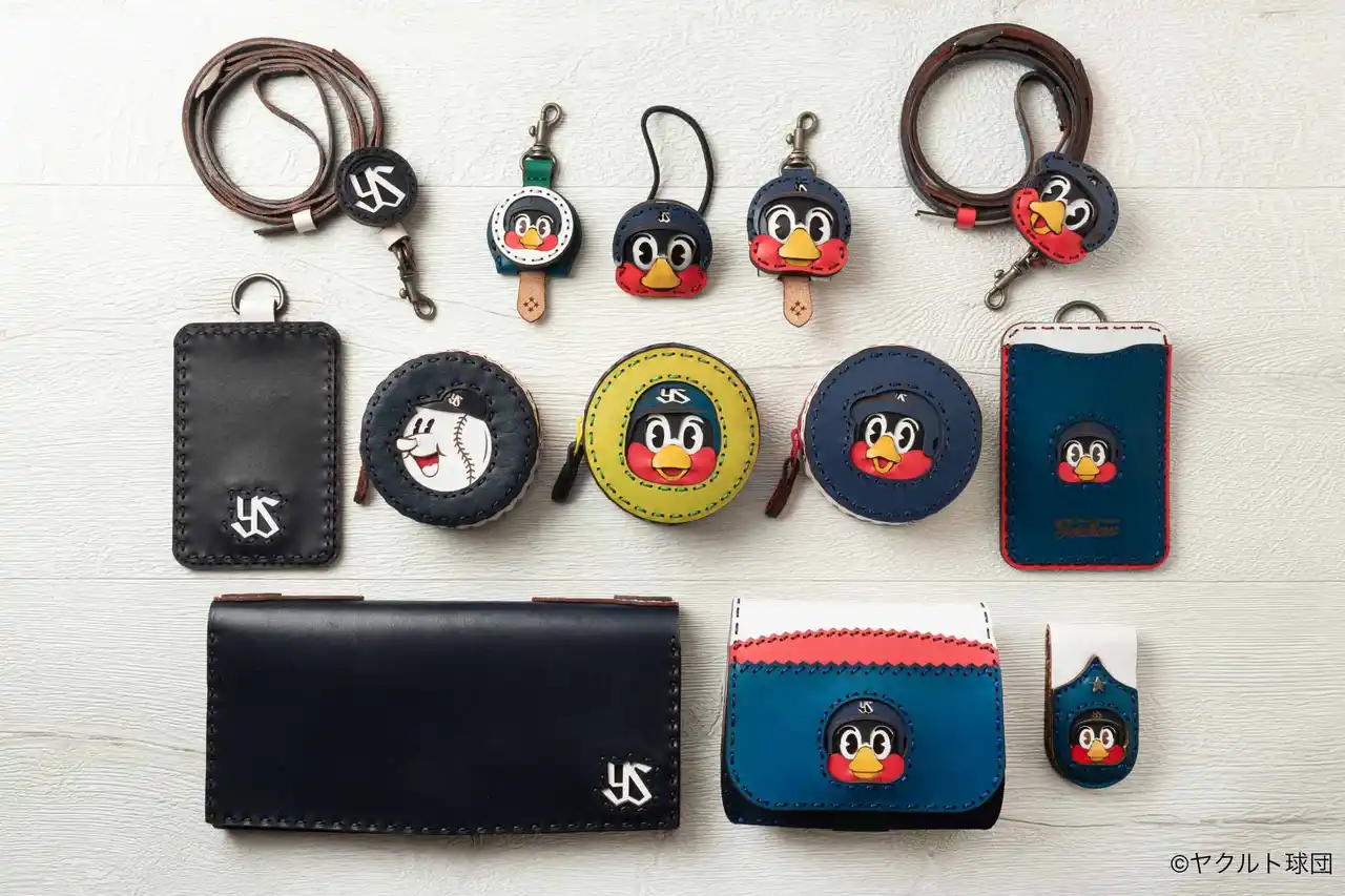 プロ野球球団「東京ヤクルトスワローズ」とハンドメイドレザーブランド OJAGA DESIGN とのコラボレーションコレクションの人気アイテムが ヒキダシストアに復刻登場です