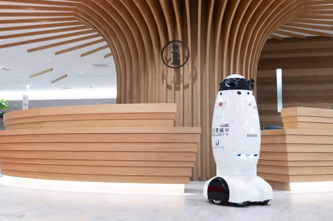 大阪医科薬科大学病院にて警備ロボット「SQ-2(エスキューツー)」の本格運用が開始