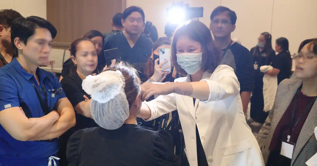 【医療法人敬愛会】 美容医療の未来へ！糸リフトの第一人者・吉田由佳医師〈フィリピン国際セミナー〉に登壇 - 臨床発表とハンズオンで世界の医師に技術を指導