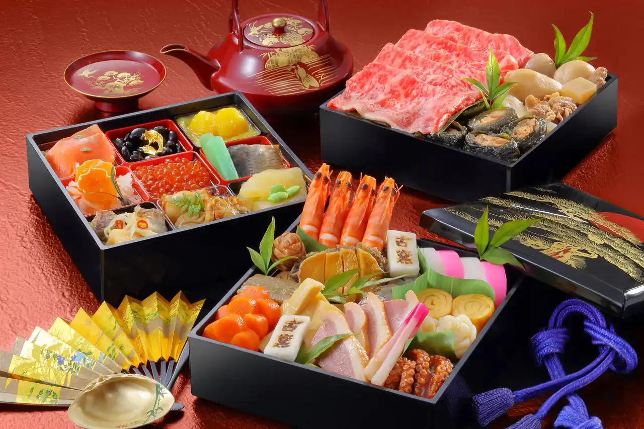 【老舗旅館の伝統と真心を込めたおせち】かみのやま温泉 日本の宿古窯がお届けする冷蔵おせち「古窯プレミアムおせち三段重」2025年8月1日(金)より予約受付開始。