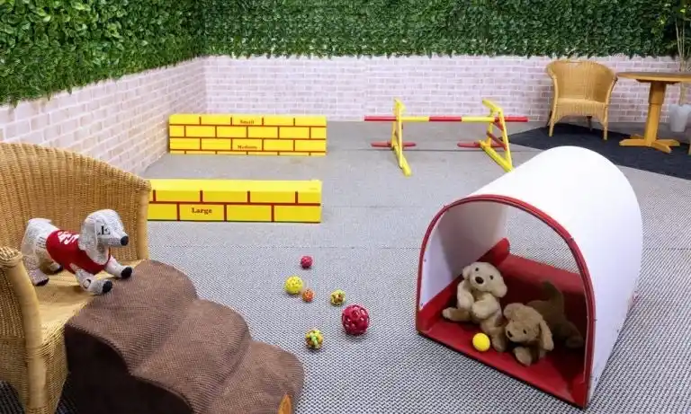 【野口観光マネジメント株式会社】 雪の日も、わんちゃんは元気いっぱい！湯本ホロホロ山荘「屋内ドッグラン」で冬のペット旅を快適に。