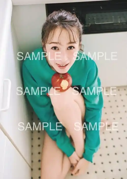 【株式会社光文社】 カリスマセレブモデル・藤井サチ１stフォト＆スタイルブック『雨のち、サチ。』好評のお渡し会に続き、オンラインサイン会も決定！ 特典ステッカーの絵柄を公開