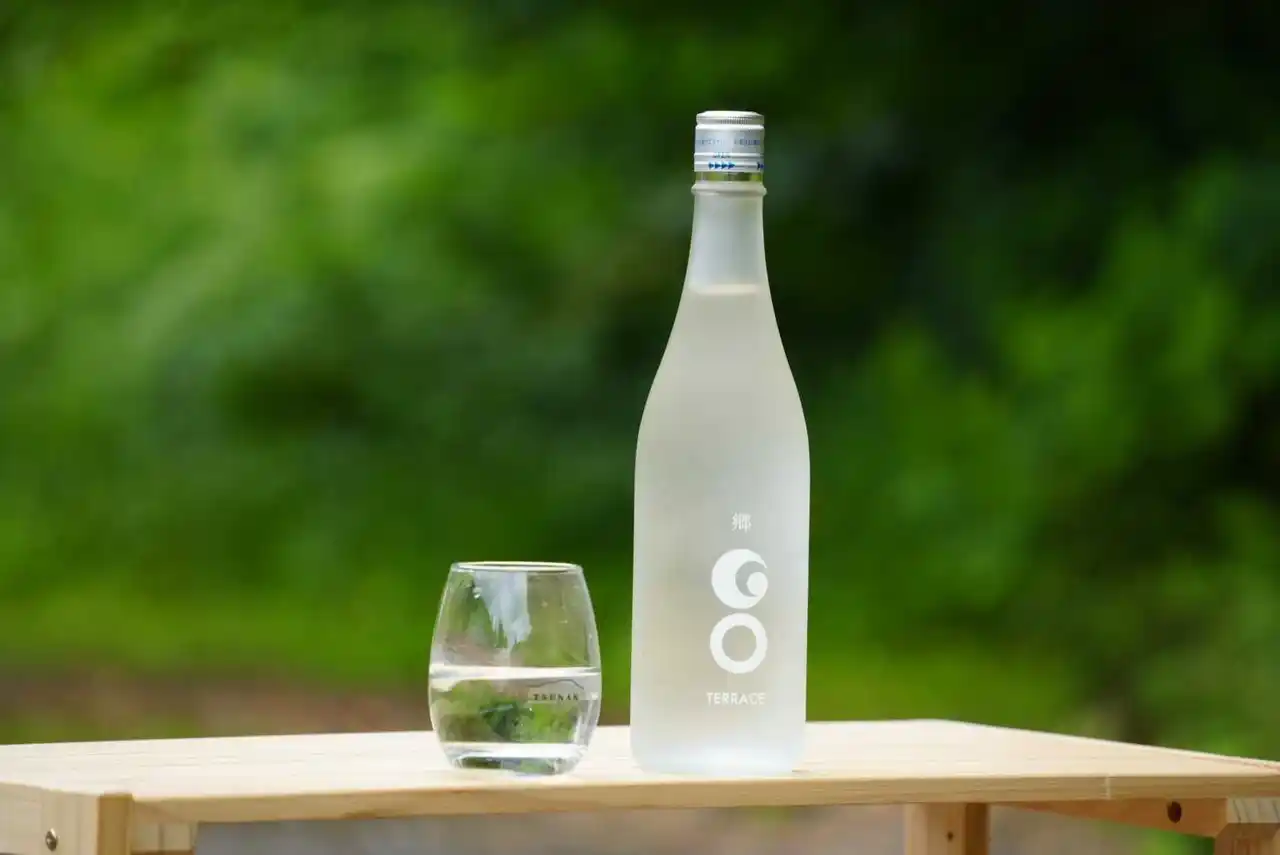 コメの需給に対応する、ブランド日本酒の新しい提案。津南醸造、新シリーズ「郷（GO）TERRACE」を2025年8月4日より発売。