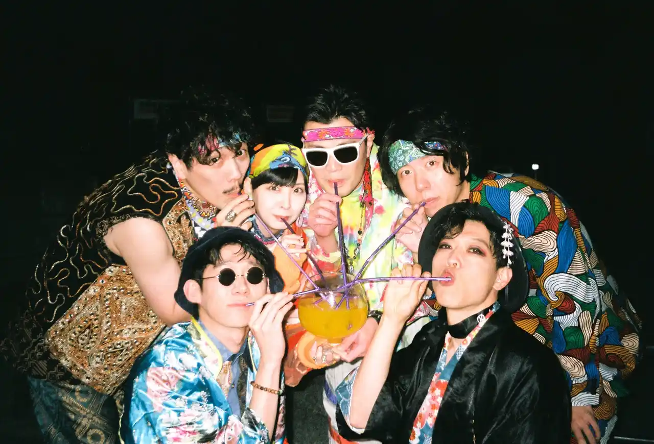 【吉本興業株式会社】 人気芸人ロックバンド「ジュースごくごく倶楽部」の世界観満載！ジュースごくごく倶楽部presents ジュースごくごくスタンドが渋谷モディに登場！