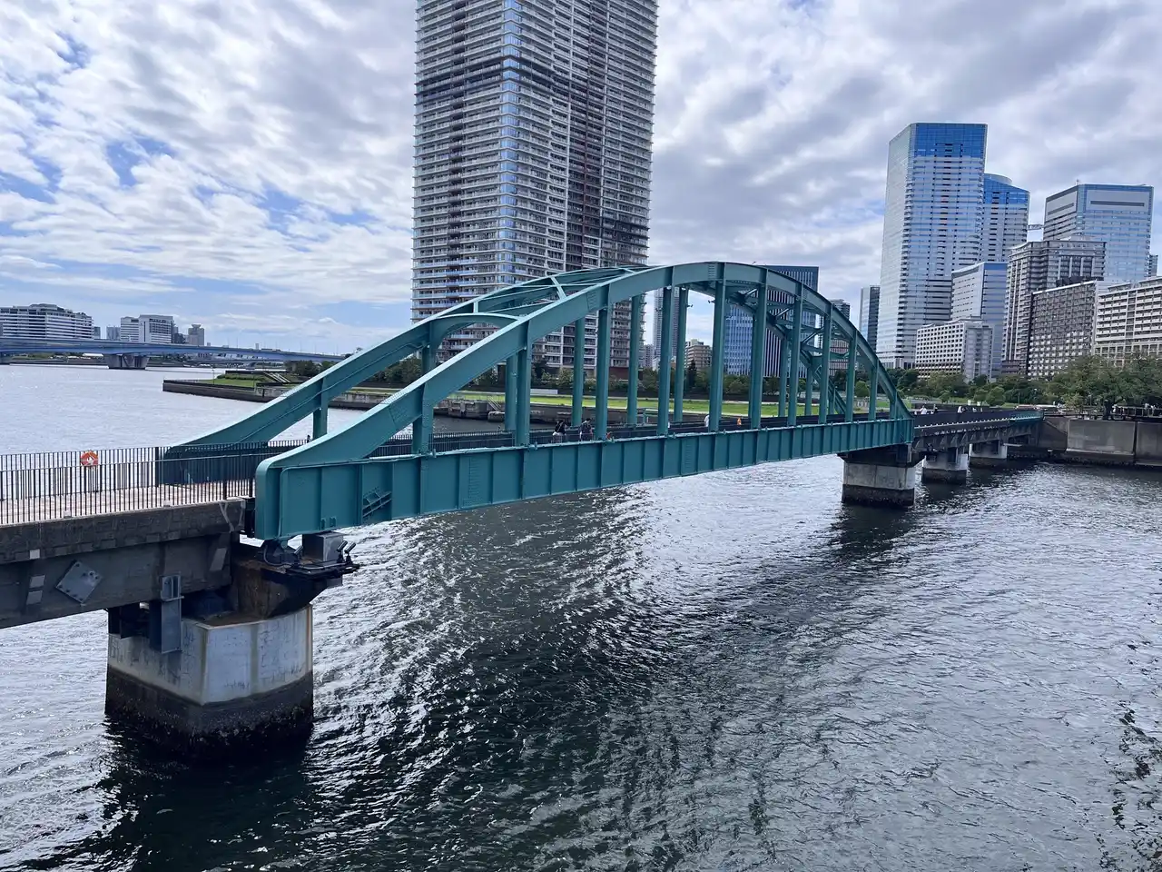 【株式会社加藤製作所】 ～歴史的鉄道遺構を活かす取組み～旧晴海鉄道橋に当社の昭和33年製 機関車の解説パネルが展示