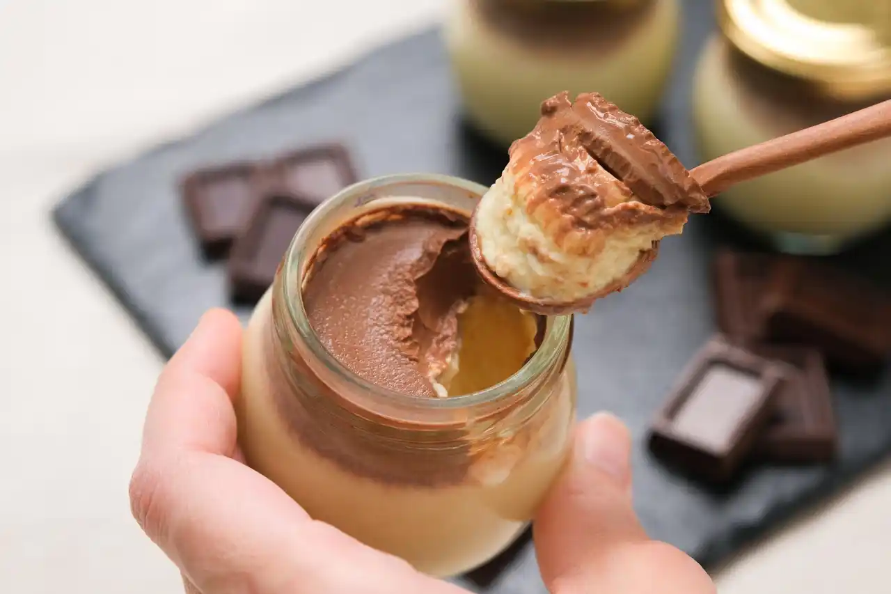 【がんばった日に、とろけるごほうび】卵のコクとカカオの苦みが重なる『ほろ苦カカオが香る なめらかプリン』をスナックミーオンラインストアで期間限定発売