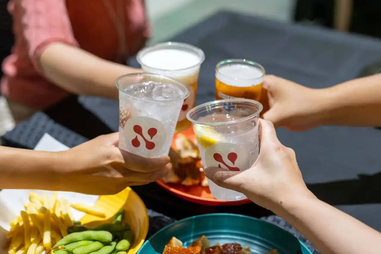 【株式会社ネイキッド】 猛暑がつづく京都の夏に！「ゼブラ飲み」で、誰もが自分のペースで心地よい時間を過ごせる京都駅直結のビアガーデン