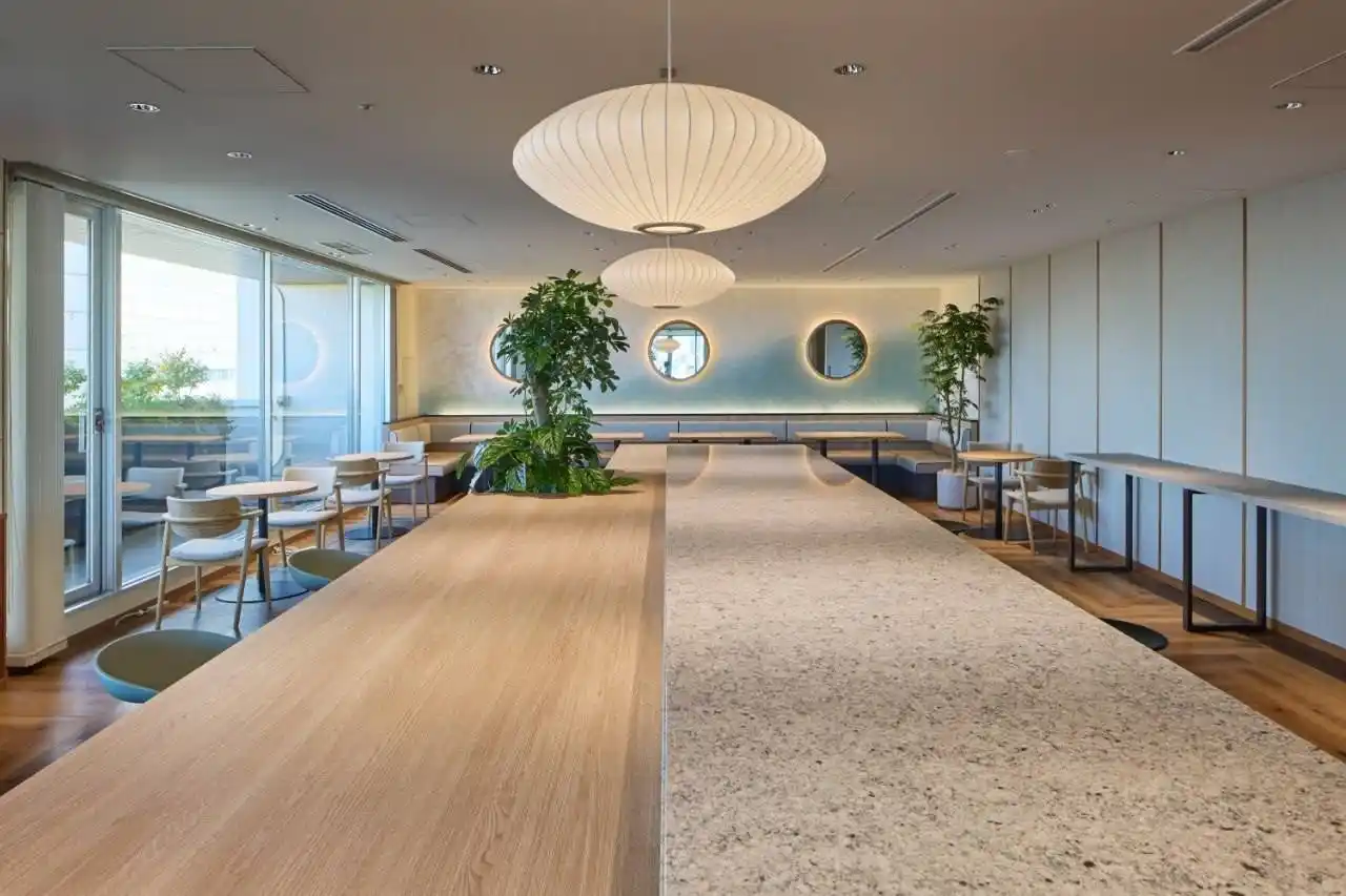 【ジャスミーラボ株式会社】 青山一丁目駅直結。窓いっぱいの緑に包まれる180平方メートル ラウンジ