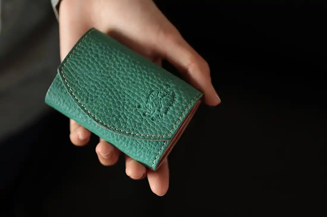 カードサイズの本格レザーギア。登山・旅・フェスに馴染む“育てる財布”の限定カラーが山の日に発売。