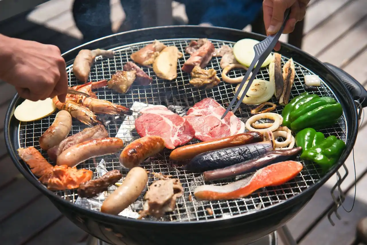 【ウッドデザインパーク株式会社】 【愛知県岡崎市】「持ち込みBBQ、買い出しで疲れる時代は終わり。」好きなものだけ持ってきて、足りない分は現地で追加できる“自由なのにラク”なBBQが再始動。