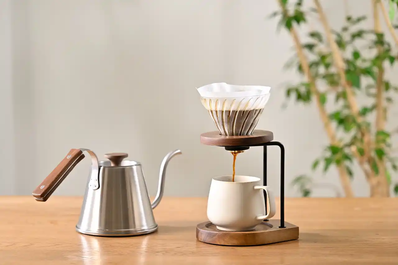 【HARIO株式会社】 コーヒーの香りを味わい尽くすための一杯.ワイングラス発想のマグ「Note MUG」新発売。