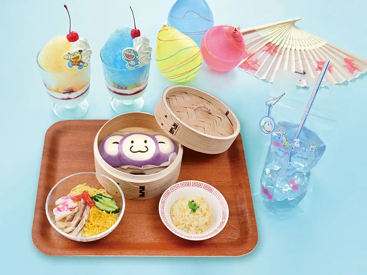 【ベネリック株式会社】 東京・渋谷で開催中の「ドラえもん　Ｆ’ｓキッチン」にて、2025年7月11日（金）より「夏祭りフェア」を期間限定で開催！夏の定番冷やし中華や、2つの味から選べる不思議な食感のかき氷パフェなどが登場