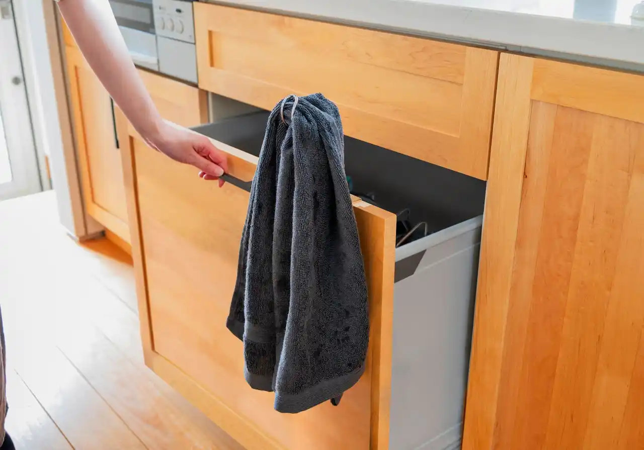 【プレゼント対応可】「タオルが挟まる・落ちる・目立つ…」 キッチンの悩みを解決するタオルホルダー新発売【株式会社ビーワーススタイル】