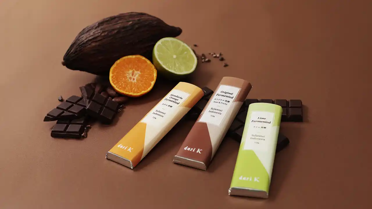 【新発売】京都チョコレート専門店「dari K」から、初の本格チョコレート・タブレット。ライムやみかんをカカオ豆の発酵時に加えたユニークな新作を12月18日(木)より発売。