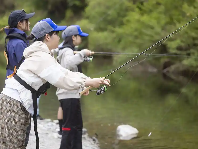 初めての釣りに挑戦する生徒の様子