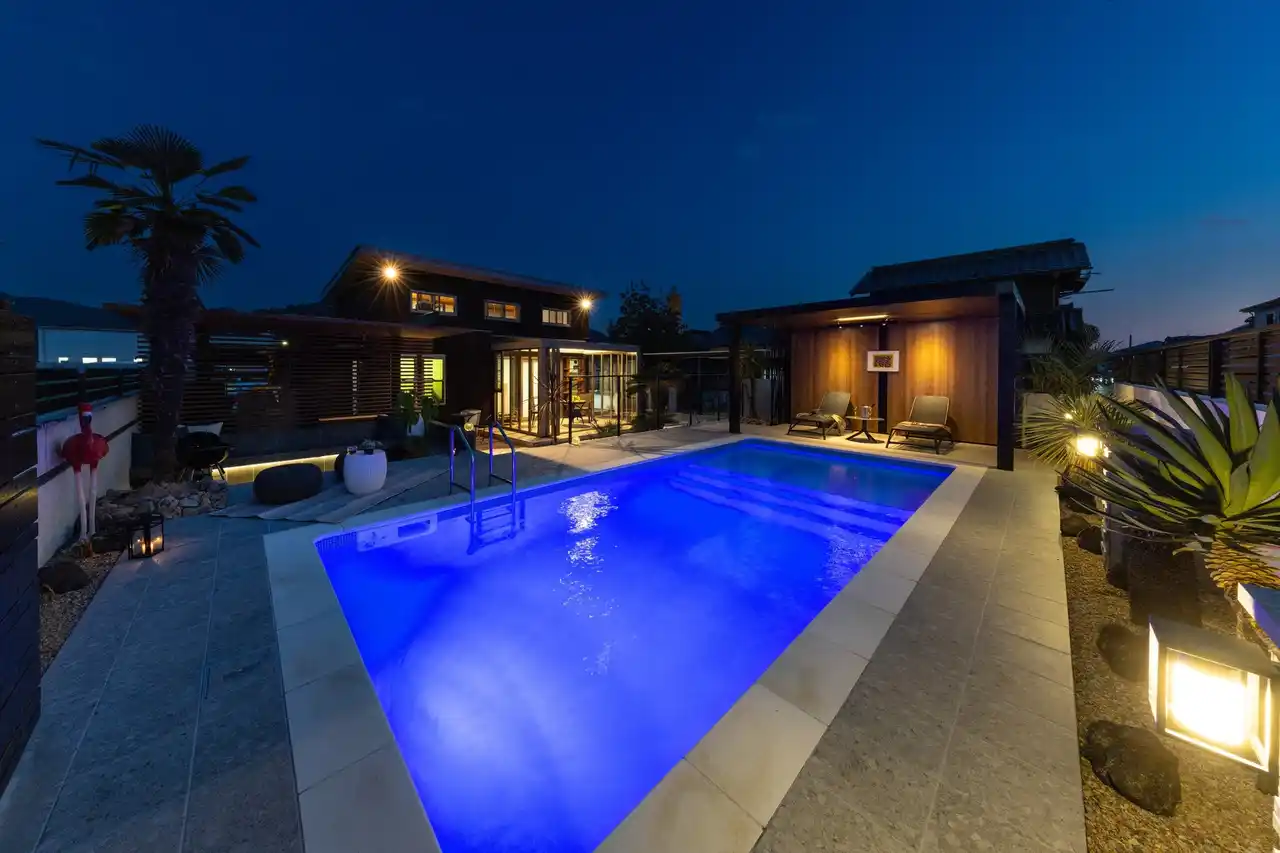 【株式会社SASAZO】 【日本のへそ・西脇市から発信】フランス製最新プール×自宅ゴルフ練習場が生む、究極の「煌めき」。老人・老犬のQOLを劇的に変える『リハビリ・リゾート』が誕生。