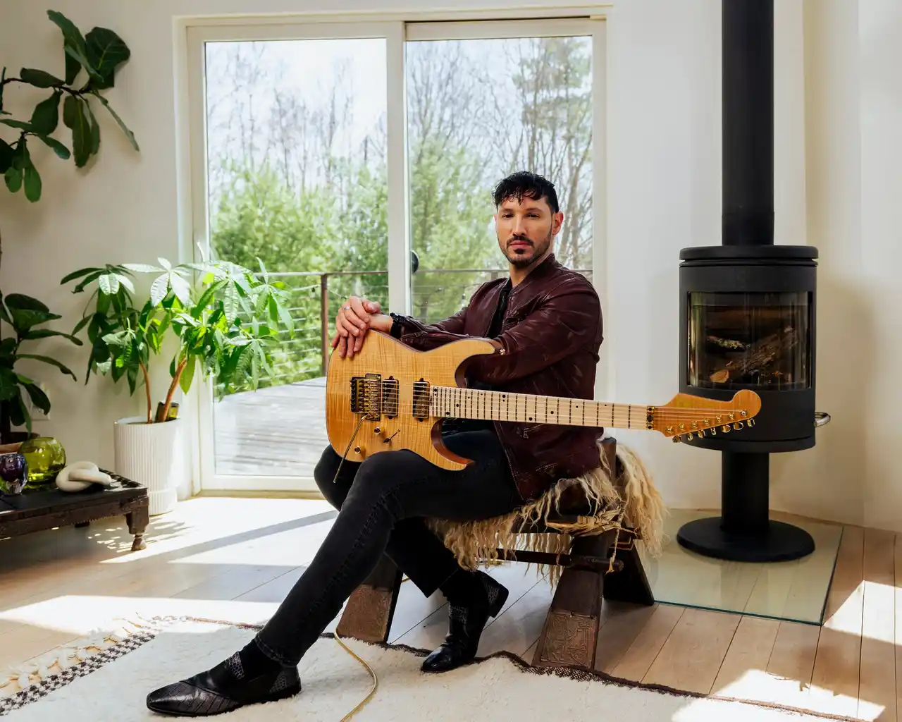 【フェンダーミュージック】 CHARVEL エンジェル・ヴィヴァルディの新シグネイチャーモデル『Angel Vivaldi Signature Pro-Mod Nova-7 NAT』2025年8月6日（水）国内販売開始
