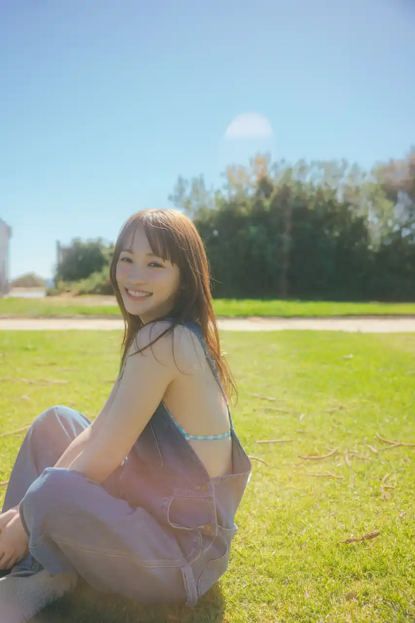 【株式会社主婦と生活社】 俳優・川栄李奈ファースト写真集(8/22発売）明るい笑顔と美ボディが映える(ハート)水着カット公開！
