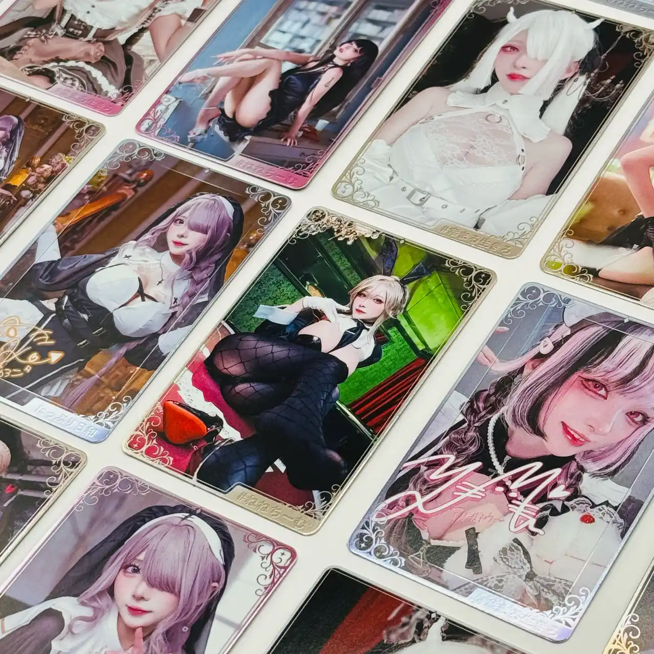 制作費・在庫リスクなしで「最高品質の現物トレカ」をファンの手元へ。オシコレが「認定クリエイター制度」を開始。第一弾に[ねね・幸まる]ら著名レイヤー4名が参加