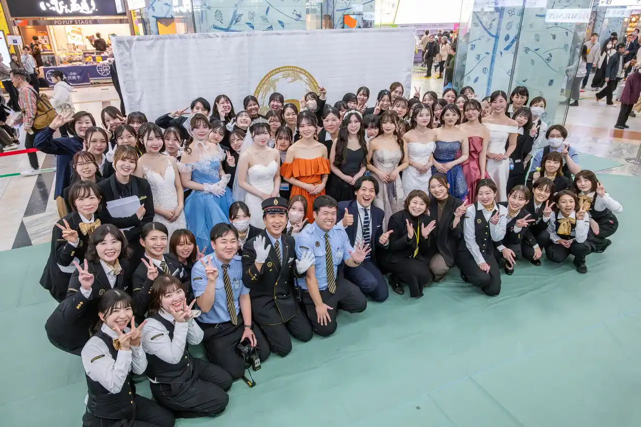 福岡 麻生外語観光&ブライダル専門学校×JR九州博多駅×レイジーシンデレラ福岡　「いい夫婦の日」11/22（土）に「特急ソニック号」列車内ウェディングファッションショーを開催しました