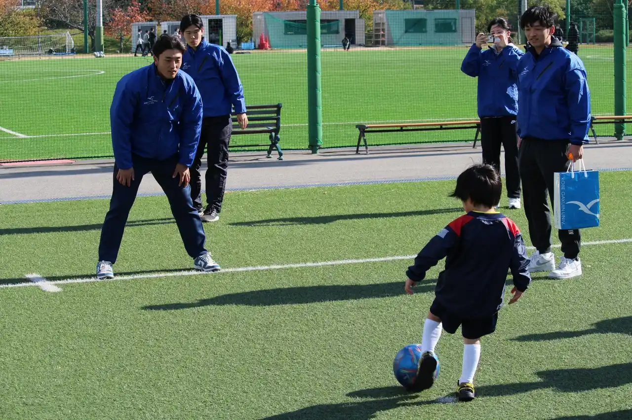 【神戸学院大学】 親子で楽しむサッカー体験！神戸学院大学とヴィッセル神戸が共同開催