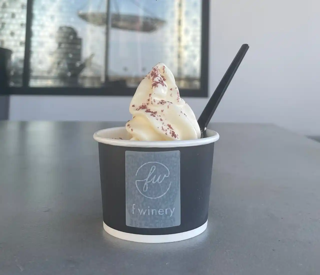 【株式会社フェリシモ】 甘じょっぱい「ワイン塩ソフトクリーム」がフェリシモの都市型ワイナリー「f winery」に登場