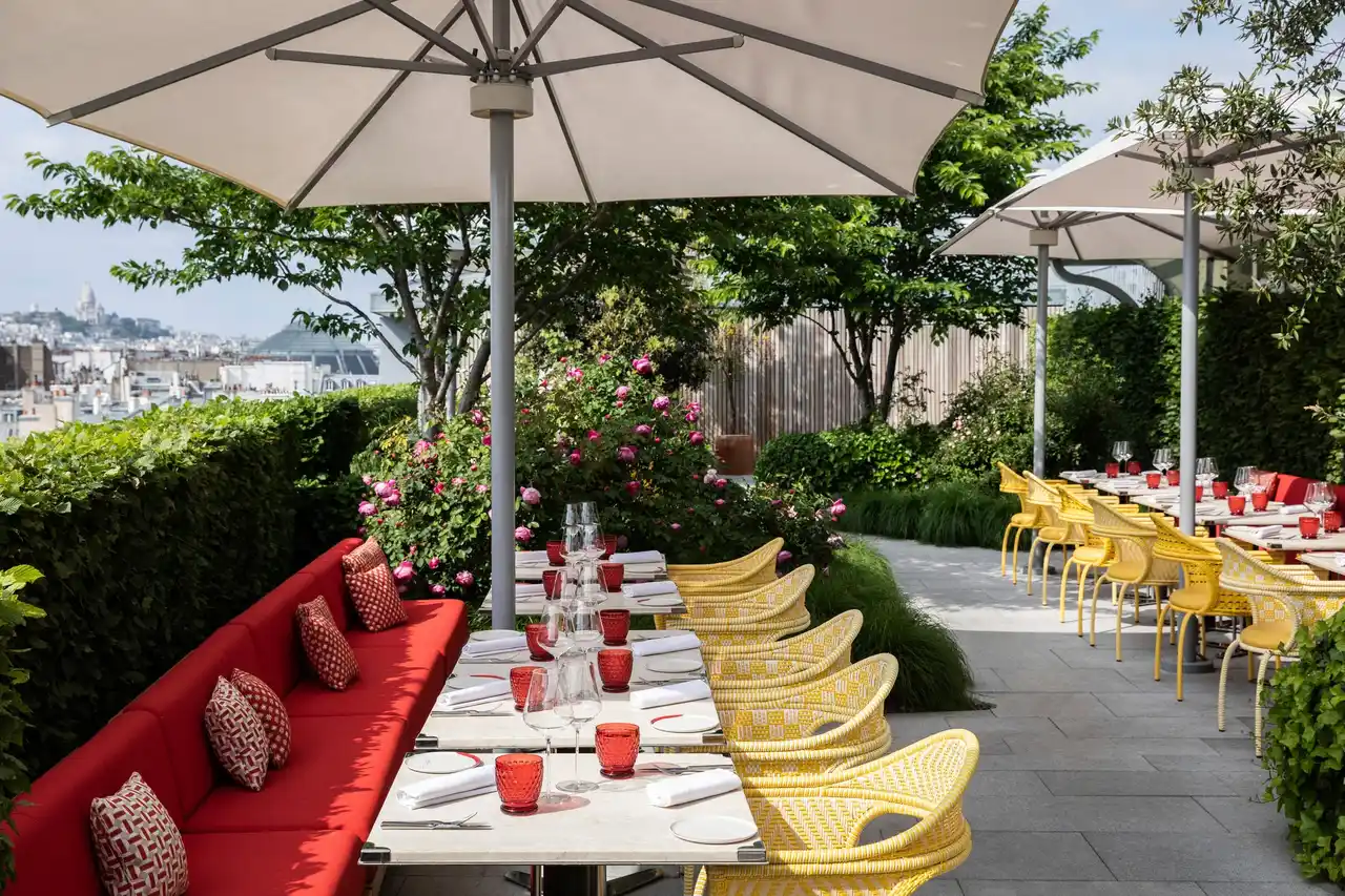 【afumi inc】 シュバル・ブラン パリは、盛夏を満喫するためのふたつのランデブー《ル・ジャルダン Le Jardin》と《セレスト Celeste》を暑気と日常の地上から離れたパリの宙空に設ました。