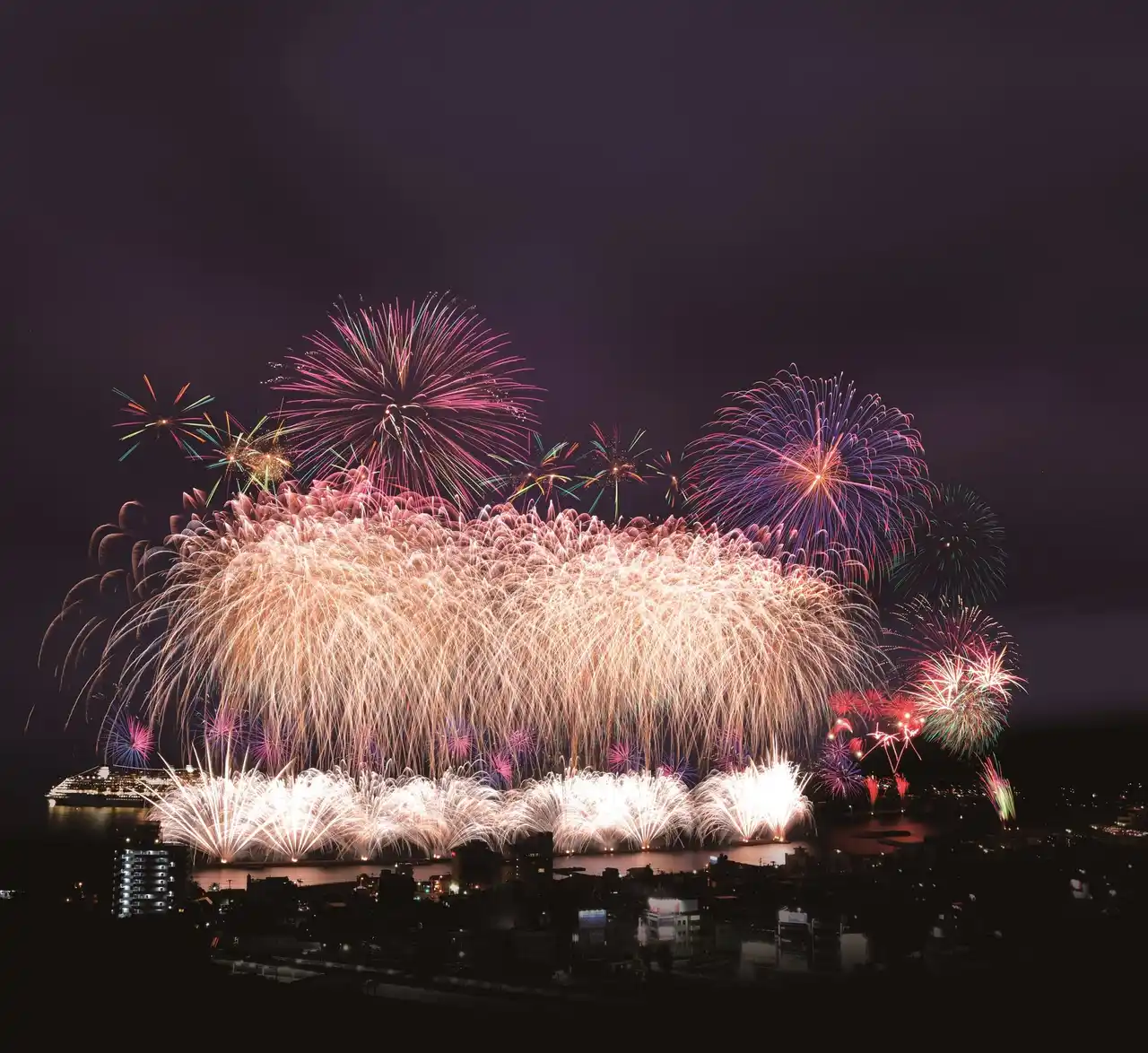 【伊東市役所】 伊東温泉海の花火大会　今年は伊豆最多の14回実施！ 7/26～8/30の期間、最大3夜連続開催