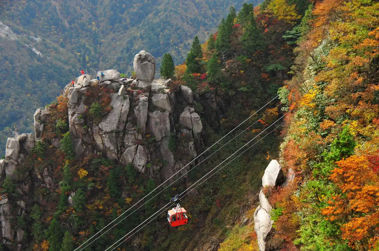 【三重県菰野町】 案内付きで初心者も安心！THE HIKE 鎌ヶ岳＆御在所岳 紅葉登山ツアー