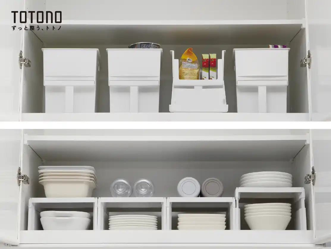 【株式会社リッチェル】 キッチン収納で人気のトトノシリーズに、吊り戸棚の中をスッキリ整頓できる「吊り戸棚用ストッカー」が新登場。