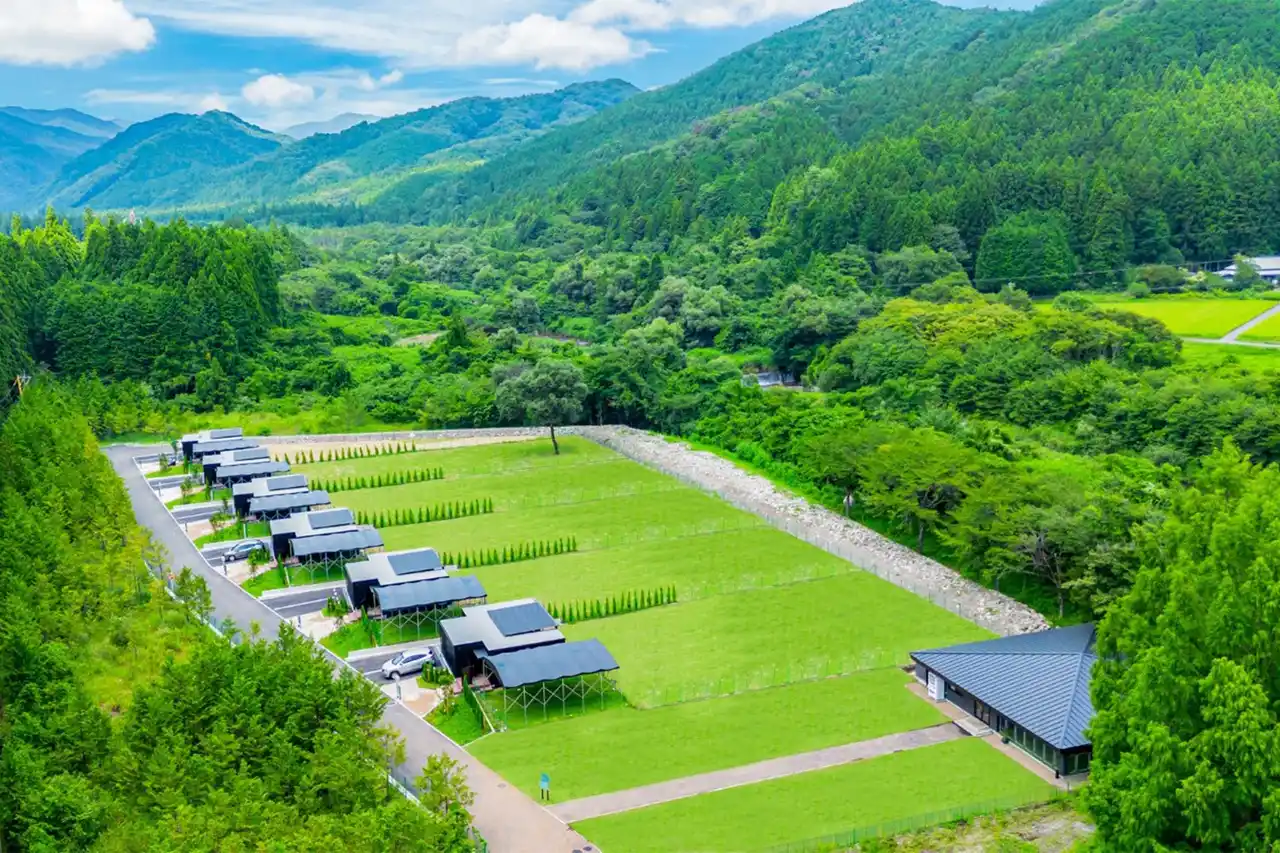【栃木県日光エリアに関東最大級のプライベートドッグランを配した「グランフォレスタヴィラ日光」がOPEN】愛犬とのんびり過ごせる森のリゾートで自然を満喫する癒しのひとときを
