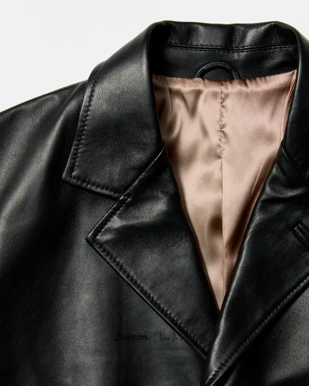 【株式会社 トゥモローランド】 ランド オブ トゥモロー 丸の内店と心斎橋パルコ店では、12月12日(金)よりイタリアのカンパニア地方を拠点とするレザーブランド、アルデンヌとの別注レザージャケットを数量限定で発売。