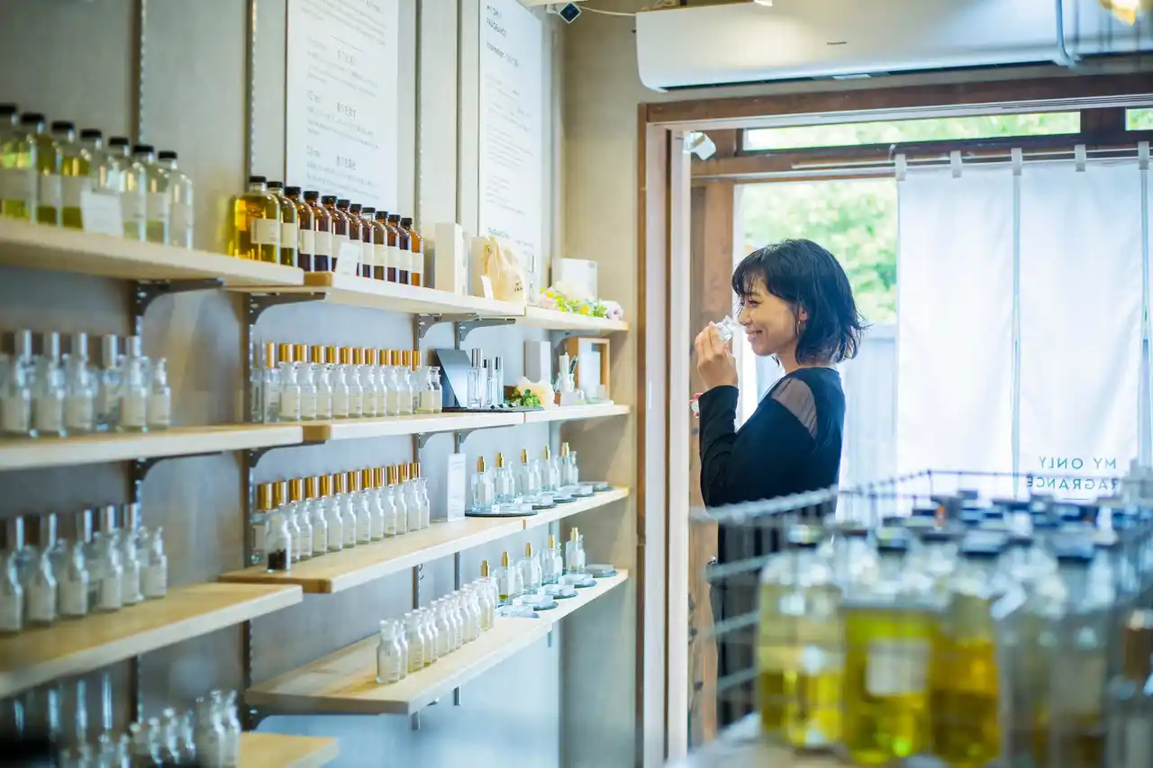 【株式会社フレグランスプロジェクト】 “香りをひとりでつくる”お客さまが急増。MY ONLY FRAGRANCE、来店構成の変化に見る香り体験の多様化