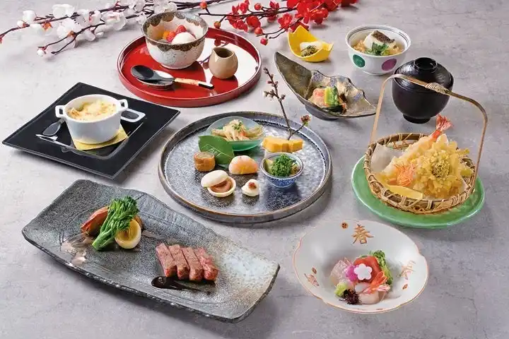 【明治記念館】“鮨・天麩羅・鉄板焼「羽衣」で春の訪れを告げるディナーや平日限定のランチ、梅見のお供にぴったりなお弁当を2月から期間限定でご提供します”　色鮮やかな春らしい逸品をお愉しみいただけます。