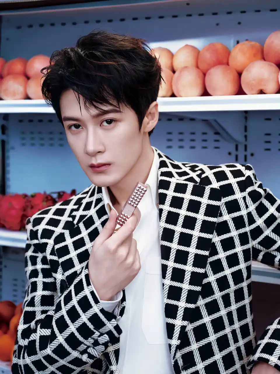 俳優・歌手の檀健次（タン・ジェンツー）がヴァレンティノ ビューティ新作リップのキャンペーンに登場