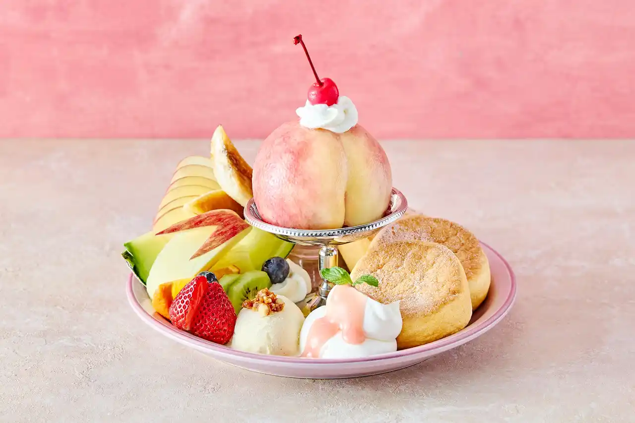ブランチカフェFLIPPER’S（フリッパーズ）夏を彩る “奇跡のパンケーキ まるごと白桃” が今年も発売決定