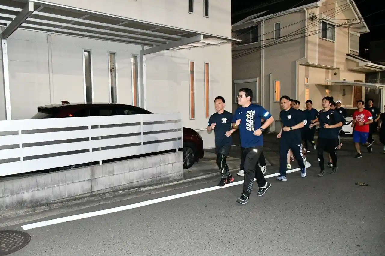 【泉大津市】 市長も走る、夜のまち。　拍子木の音と、走る足音。