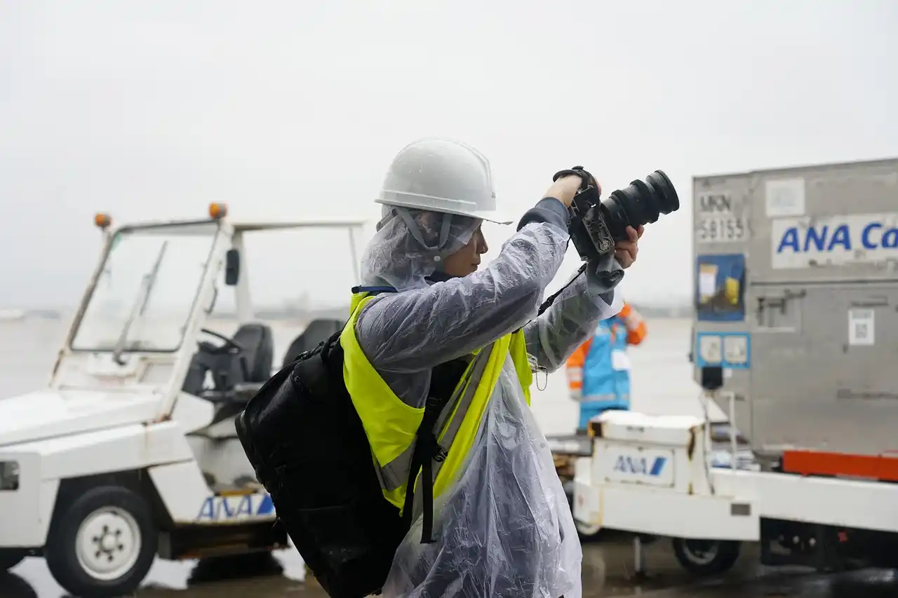 【株式会社エースクリエイティブ】 地元・愛媛の人気クリエイターが地域の未来を応援！空港運営会社「株式会社ANAエアサービス松山」で働く若手社員を取材