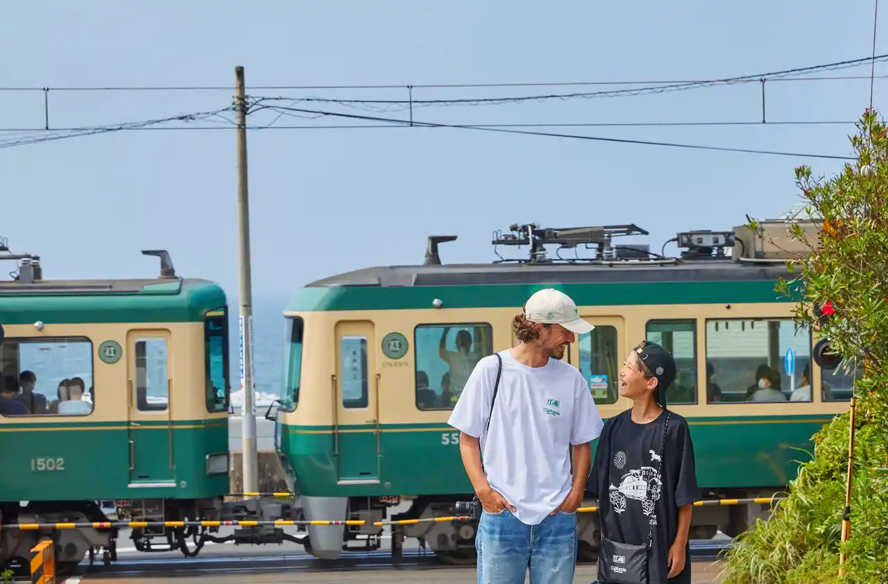 【株式会社ユナイテッドアローズ】 江ノ電 × California General Store × アーティスト RYU AMBE、湘南の夏を彩る限定トリプルコラボアイテムが登場