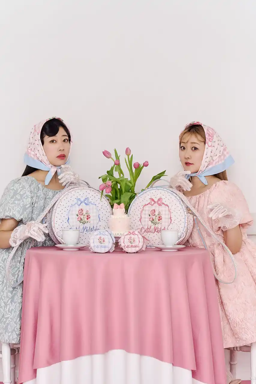 【Cath Kidston】テーマパーク好きインフルエンサー 中島姉妹とコラボレート。特別なアートのトランク風ポーチなど3月13日（金）発売！