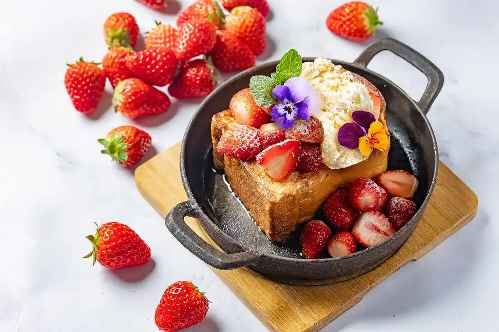 【株式会社ＨＵＧＥ】 『紅ほっぺのフレンチトースト』が1月27日（火）より期間限定で販売！名古屋でしか食べられない“いちご沼”が誕生。提供開始から3年で25万食を突破した「飲めるフレンチトースト」が紅ほっぺで進化！