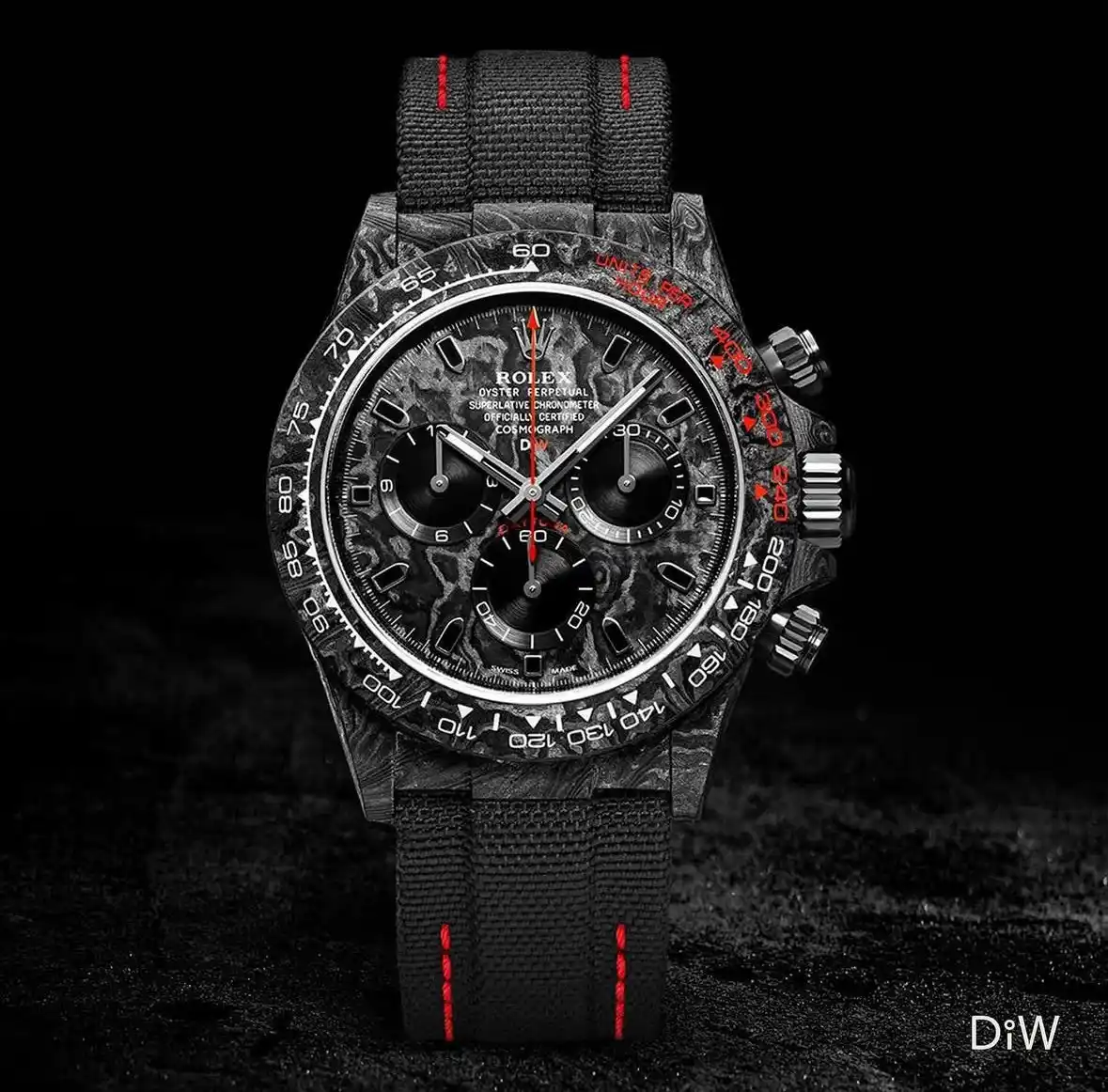 カスタム時計メーカー「DiW」から、ブラック×レッドが際立つ「CARBON ROLEX DAYTONA Speedster 41mm」が登場。